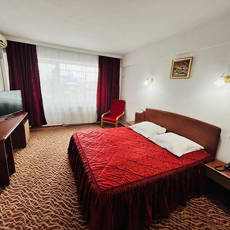 Hotel Flora Дробета-Турну-Северин Экстерьер фото