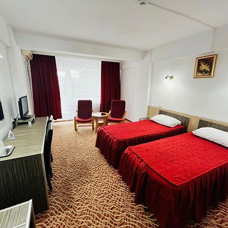 Hotel Flora Дробета-Турну-Северин Экстерьер фото