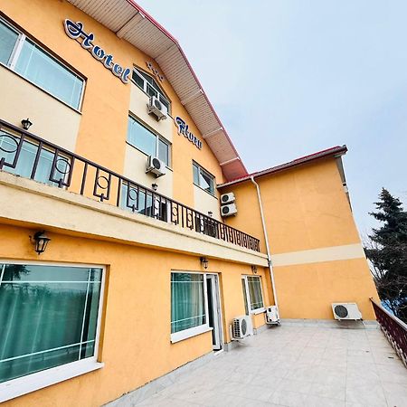 Hotel Flora Дробета-Турну-Северин Экстерьер фото