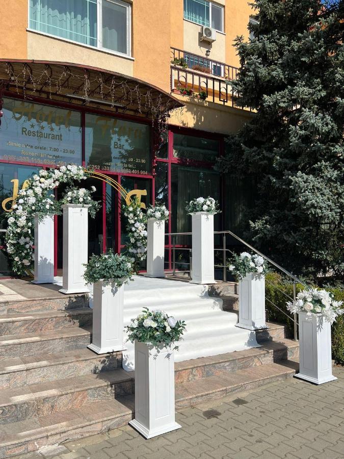 Hotel Flora Дробета-Турну-Северин Экстерьер фото