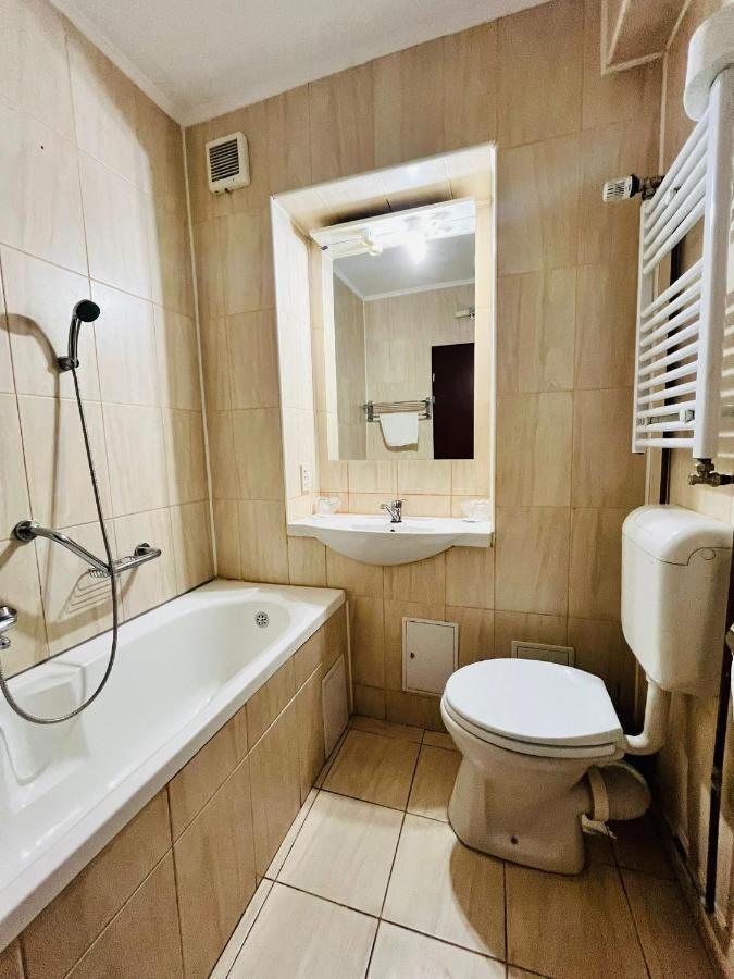 Hotel Flora Дробета-Турну-Северин Экстерьер фото